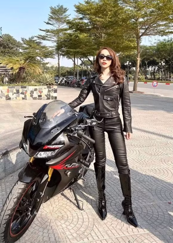 Minh Minh đi xe phân khối lớn, mặc đồ da bó sát ra dáng “chị đại”