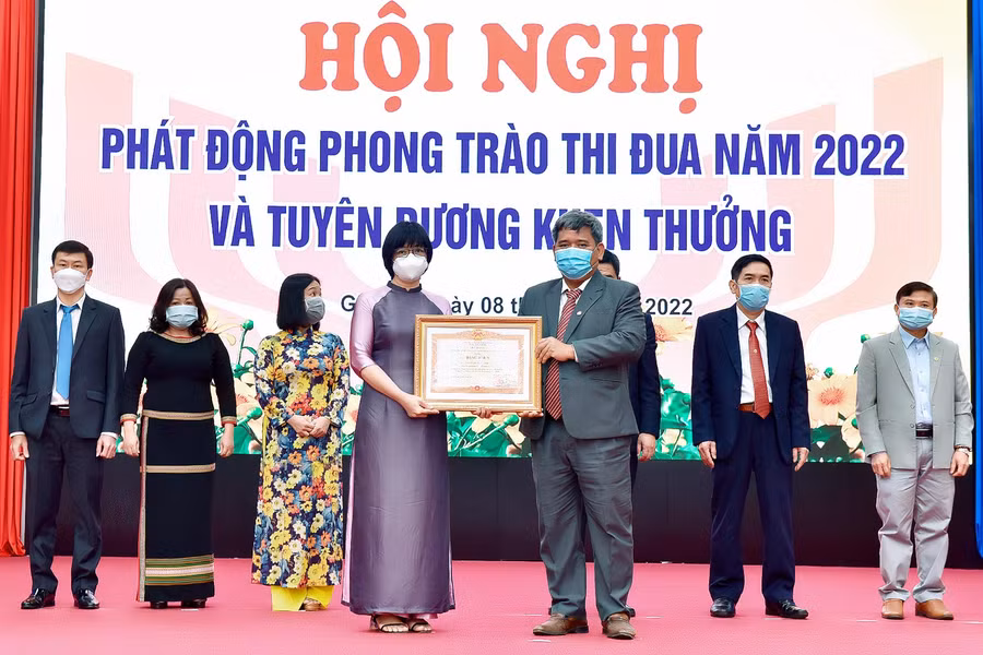 Thừa ủy quyền của Thủ tướng Chính phủ, Chủ tịch Ủy ban MTTQ Việt Nam tỉnh Hồ Văn Điềm (bên phải) trao bằng khen của Thủ tướng Chính phủ cho Phó Chủ tịch UBND tỉnh Nguyễn Thị Thanh Lịch. Ảnh: Đức Thụy Thừa ủy quyền của Thủ tướng Chính phủ, Chủ tịch Ủy ban MTTQ Việt Nam tỉnh Hồ Văn Điềm trao bằng khen cho các cá nhân có thành tích xuất sắc trong phong trào thi đua yêu nước. Ảnh: Đức Thụy