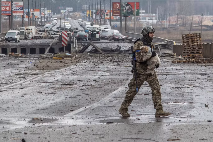 Ảnh chụp binh sĩ Ukraine tại thị trấn Irpin - Ukraine hôm 30-3. Ảnh: Reuters
