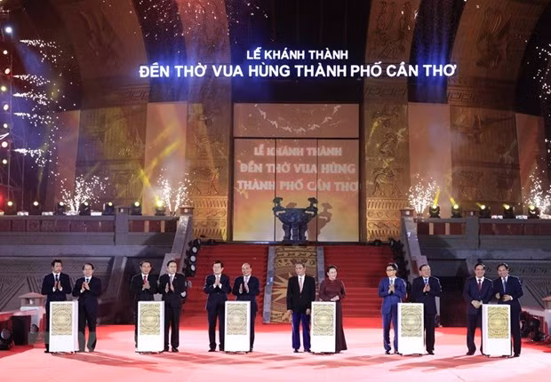  Chủ tịch nước Nguyễn Xuân Phúc và các vị lãnh đạo, nguyên lãnh đạo Đảng, Nhà nước thực hiện nghi thức khánh thành Đền thờ Vua Hùng tại Cần Thơ. (Ảnh: Thống Nhất/TTXVN)