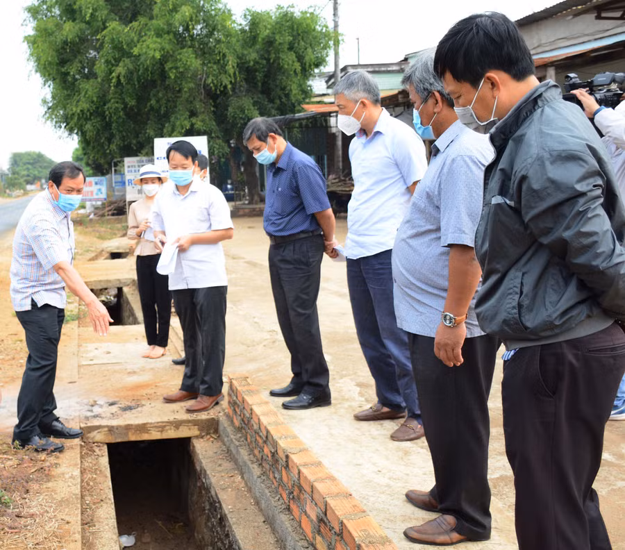 Đoàn giám sát của HĐND tỉnh do ông Nguyễn Đình Phương-Trưởng Ban Kinh tế-Ngân sách làm Trưởng đoàn đã tiến hành giám sát tại đường tỉnh 661 (trên địa bàn huyện Chư Păh). Ảnh: Minh Nguyễn
