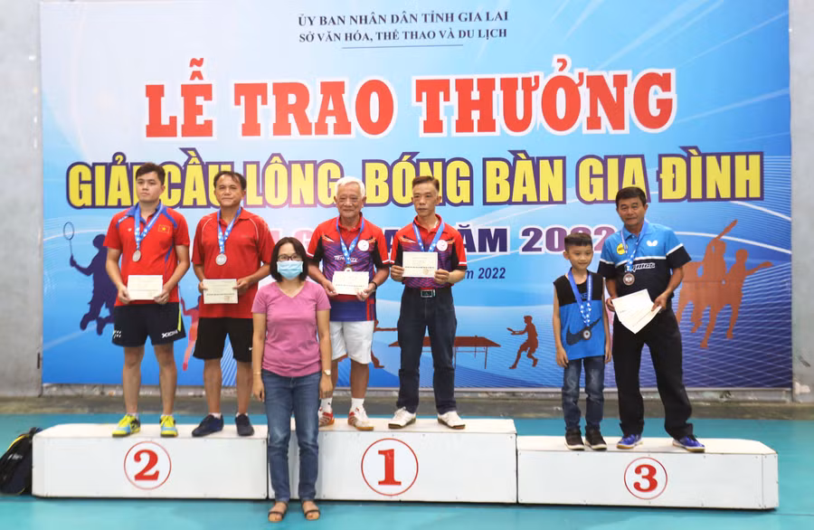 Ban tổ chức trao giải cho các vận động viên xuất sắc nội dung cha và con trai ở môn bóng bàn. Ảnh: Văn Ngọc
