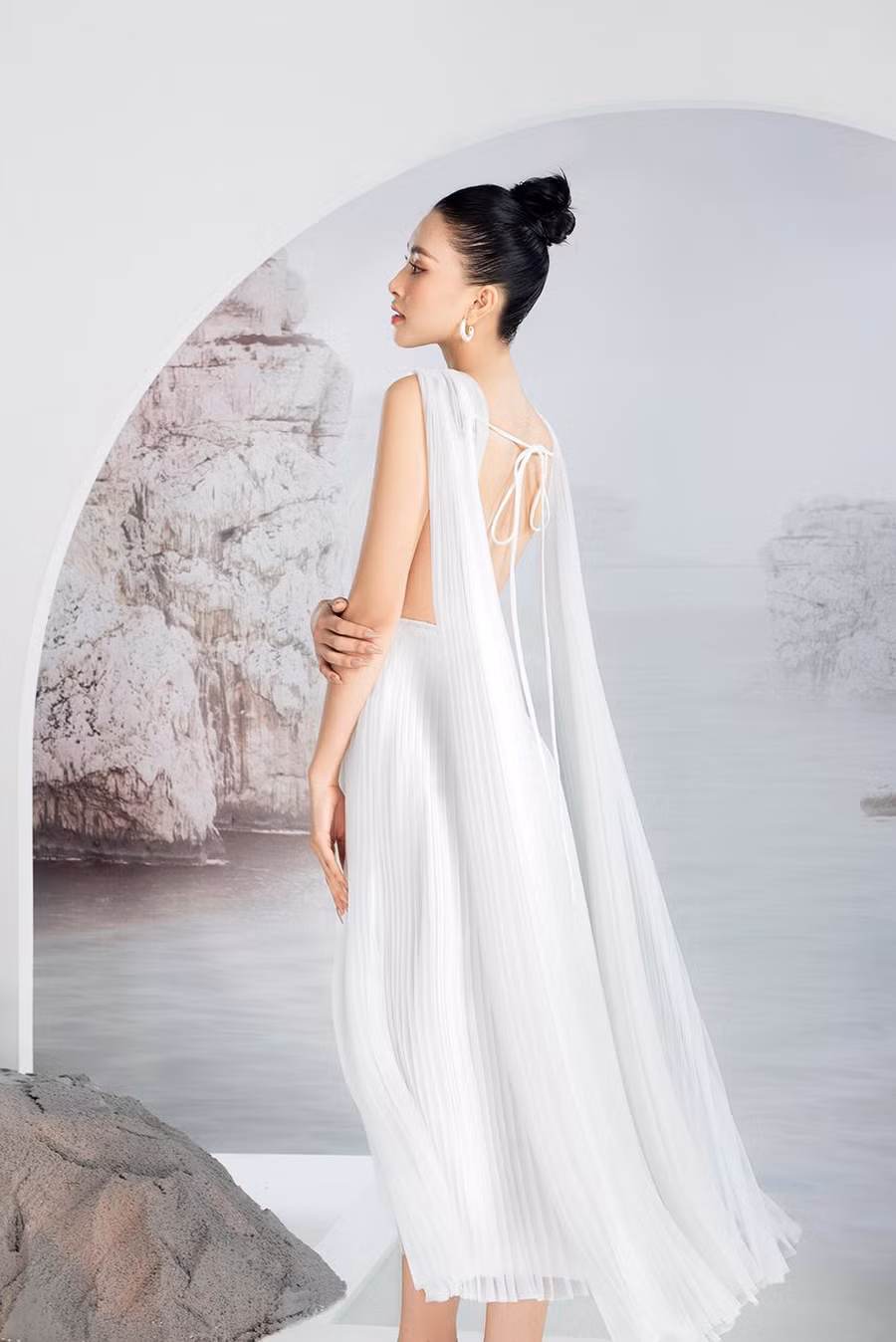 Mặc dù chưa hé lộ quá nhiều về vai diễn của mình trong bộ phim này nhưng sự xuất hiện của Hoa hậu Tiểu Vy đã ngay lập tức thu hút sự chú ý của cộng đồng fans sắc đẹp.