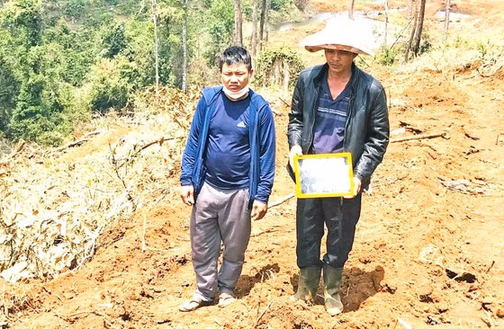  Phan Văn Thanh (bên phải) được đưa tới hiện trường vụ phá rừng tại tiểu khu 613, xã Lộc Phú, huyện Bảo Lâm (tỉnh Lâm Đồng)
