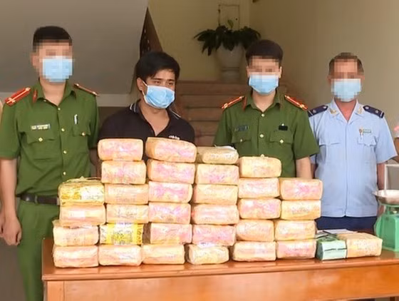 Phạm Minh Đức thời điểm bị bắt giữ cùng tang vật ngày 18-7-2021 Phạm Minh Đức thời điểm bị bắt giữ cùng tang vật ngày 18-7-2021