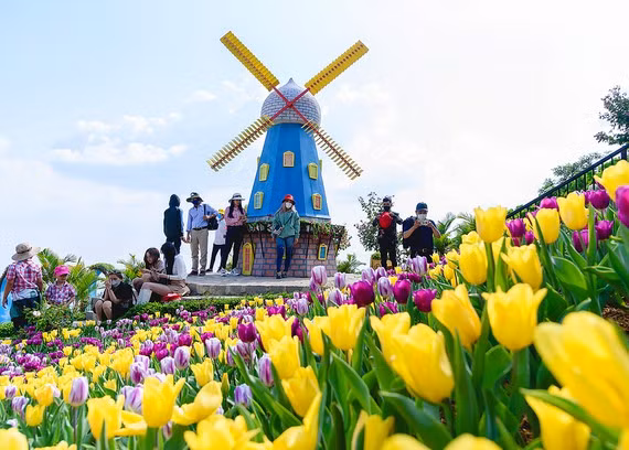 Du khách tham quan, chụp hình trên đỉnh núi Bà Đen