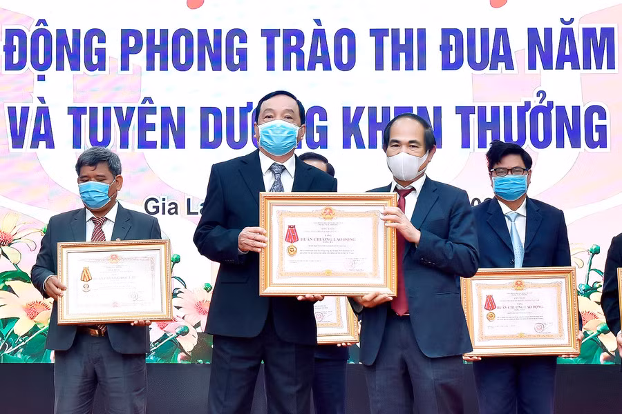 Thừa ủy quyền của Chủ tịch nước, Chủ tịch UBND tỉnh Võ Ngọc Thành (bên phải) trao Huân chương Lao động hạng 3 cho tập thể Hiệp hội Doanh nghiệp tỉnh. Ảnh: Đức Thụy Thừa ủy quyền của Chủ tịch nước, Chủ tịch UBND tỉnh Võ Ngọc Thành (bên phải) trao Huân chương Lao động hạng 3 cho tập thể Hiệp hội Doanh nghiệp tỉnh. Ảnh: Đức Thụy