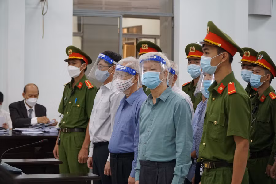  Các bị cáo nghe đại diện VKS luận tội. Ảnh: Thế Quang