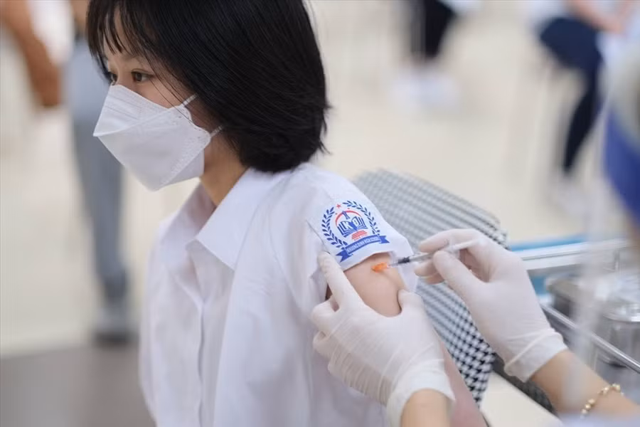 Tiêm vaccine COVID-19 cho học sinh. Ảnh: Hải Nguyễn