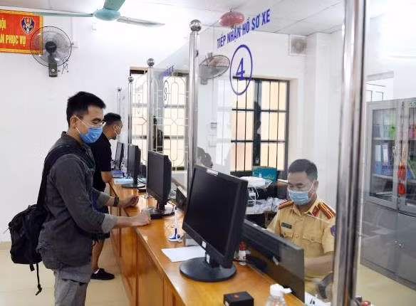 Người dân đi đăng ký kiển số xe.