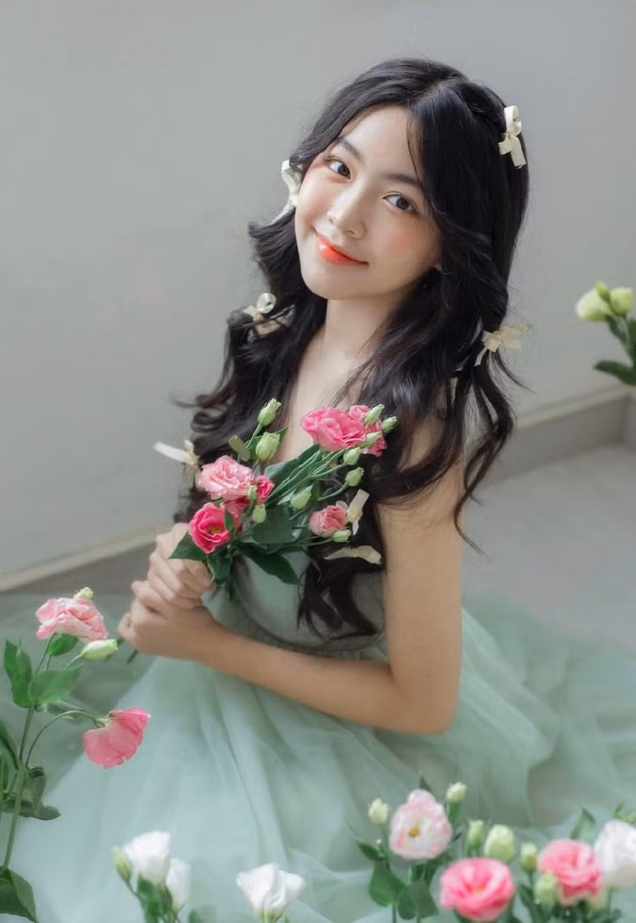 Nói về việc cho con theo nghệ thuật, Quyền Linh từng bày tỏ quan điểm: “Tôi chỉ muốn con mình học giỏi, không bị áp lực bởi ánh đèn sân khấu. Thật sự việc khoe con lại vô tình tạo áp lực cho con. Tôi không cấm con vào showbiz đâu, nếu con mình thích. Nhưng giai đoạn này cháu còn quá nhỏ, tôi chỉ muốn nó học thật giỏi là được rồi”. Ảnh: FBNV