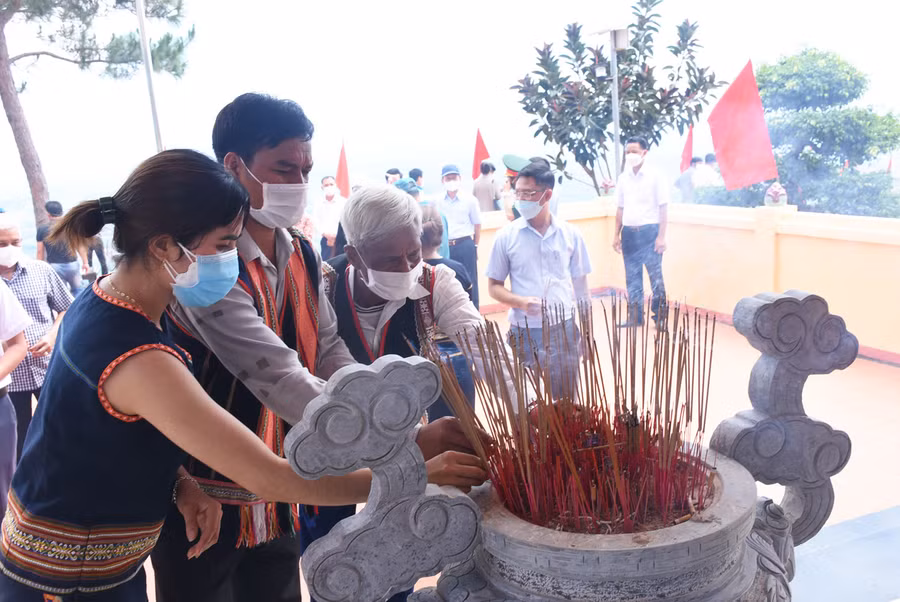  Người dân Sa Thầy đến thắp hương tại điểm cao 1049. Ảnh: PN