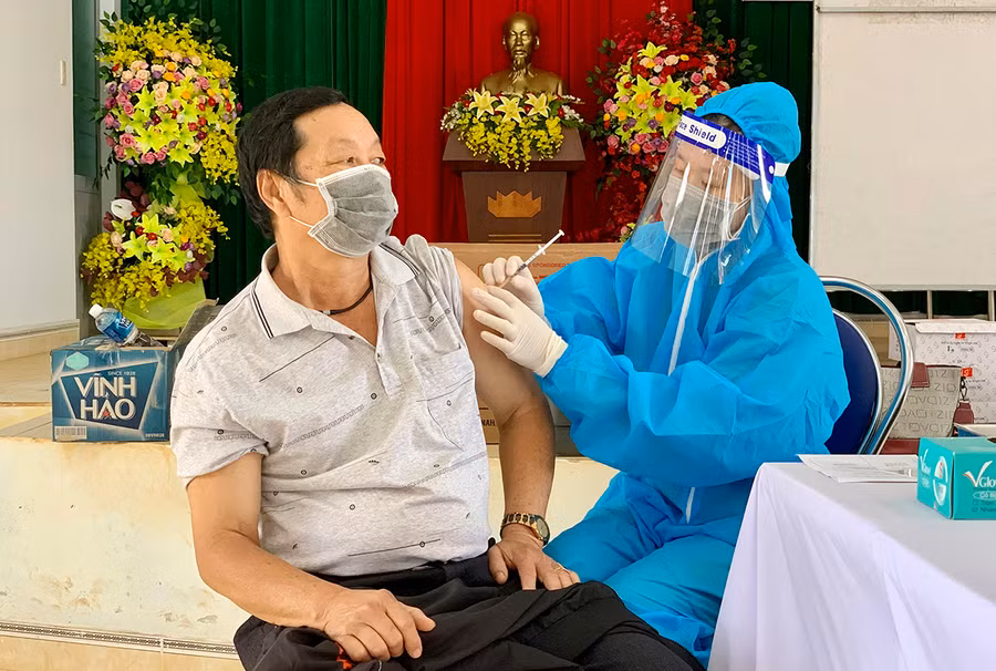  Tỉnh Gia Lai tiếp tục đẩy mạnh tiêm vắc xin phòng Covid-19 cho người dân. Ảnh: Như Nguyện