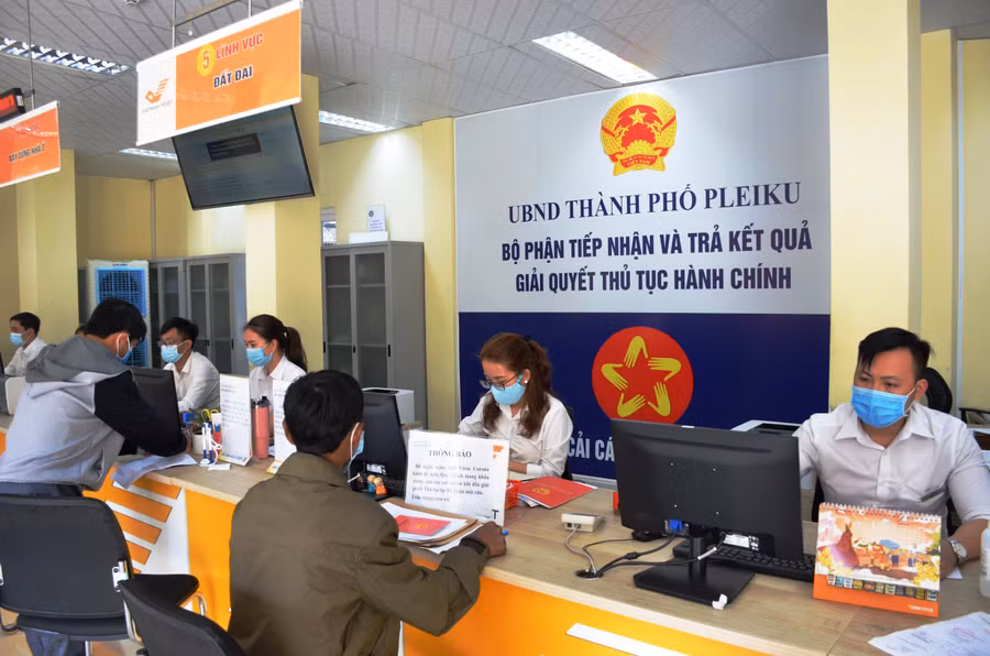 Người dân đến giải quyết thủ tục hành chính tại Trung tâm Phục vụ hành chính công tỉnh. Ảnh: Vĩnh Hoàng