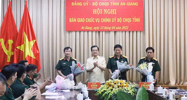  Bí thư Tỉnh ủy An Giang chúc mừng các đồng chí được bổ nhiệm chức vụ mới.