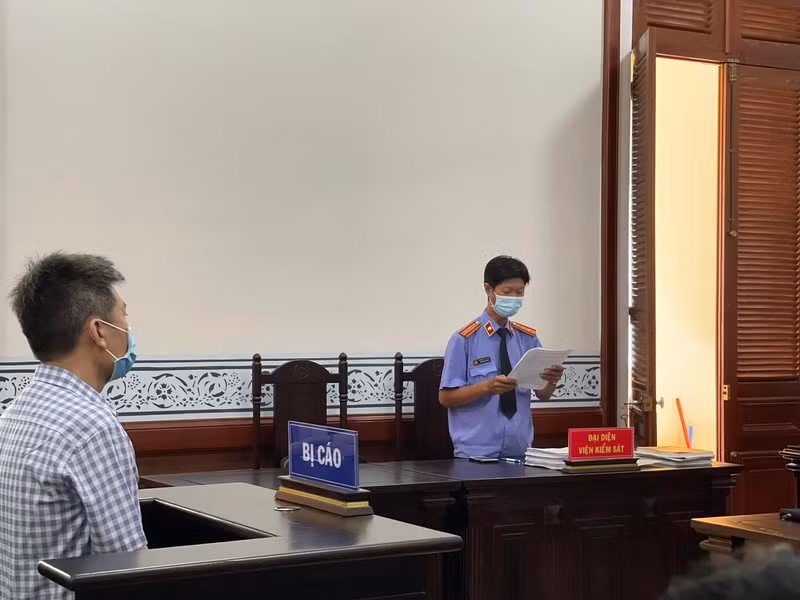 Đại diện VKS đề nghị phạt bị cáo Nam 4-5 năm tù. Ảnh: H.YẾN