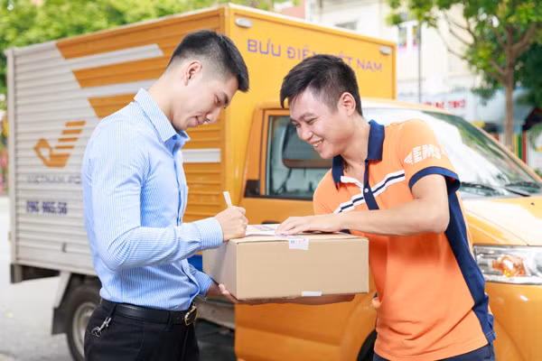 Trước khi sử dụng dịch vụ bưu chính, người gửi có trách nhiệm cung cấp cho doanh nghiệp cung ứng dịch vụ bưu chính thông tin về người gửi, người nhận, thông tin liên quan đến bưu gửi.
