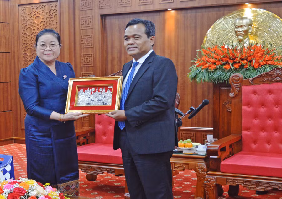 Bà Phimpha Keomixay-Tổng Lãnh sự Lào tại Việt Nam tặng quà cho Thường trực Tỉnh ủy Gia Lai. Ảnh: Anh Huy