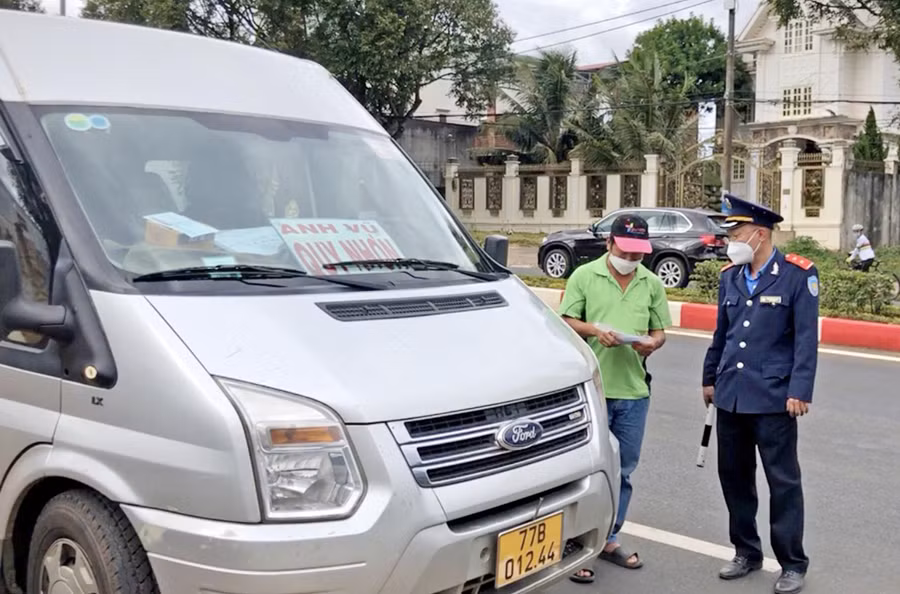  Thanh tra Sở Giao thông-Vận tải kiểm tra đối với một phương tiện xe khách liên tỉnh tuyến Gia Lai-Bình Định. Ảnh: Lê Hòa