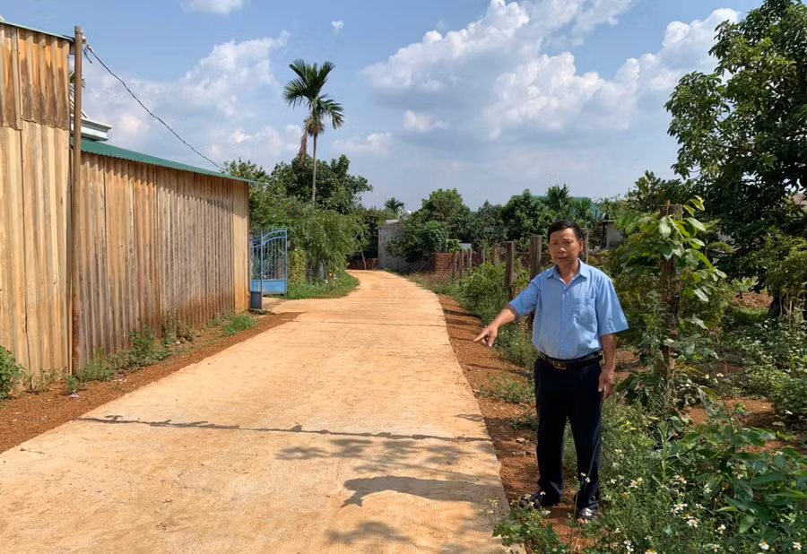 Ông Đặng Văn Quyết-Trưởng thôn Hợp Thắng (xã Ia Drăng) bên tuyến đường bê tông hoàn thành năm 2021. Ảnh: Hồng Thương