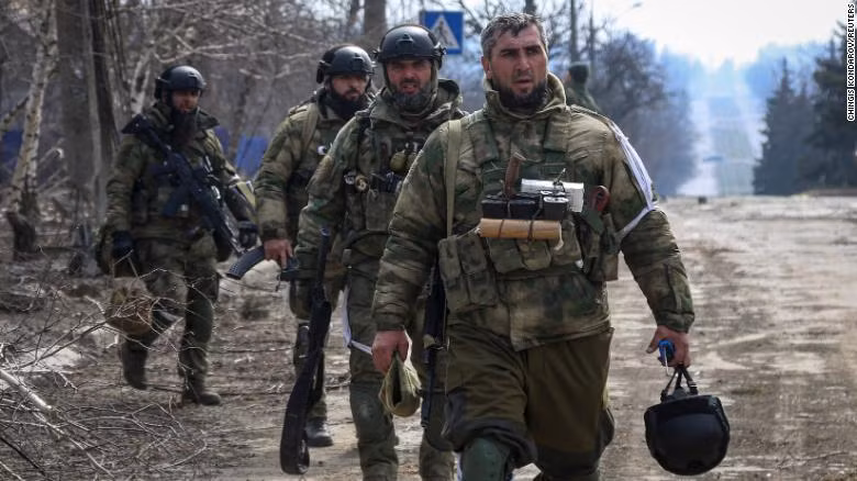 Các thành viên lực lượng quân sự của Cộng hòa Chechnya đi bộ ở thành phố Mariupol vào ngày 31/3/2022. Ảnh CNN Các thành viên lực lượng quân sự của Cộng hòa Chechnya đi bộ ở thành phố Mariupol vào ngày 31/3/2022. Ảnh CNN