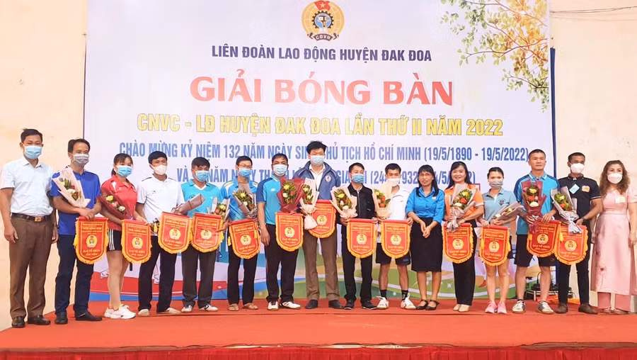 Ban tổ chức trao cờ lưu niệm cho các đội tham dự. Ảnh: Lê Đại