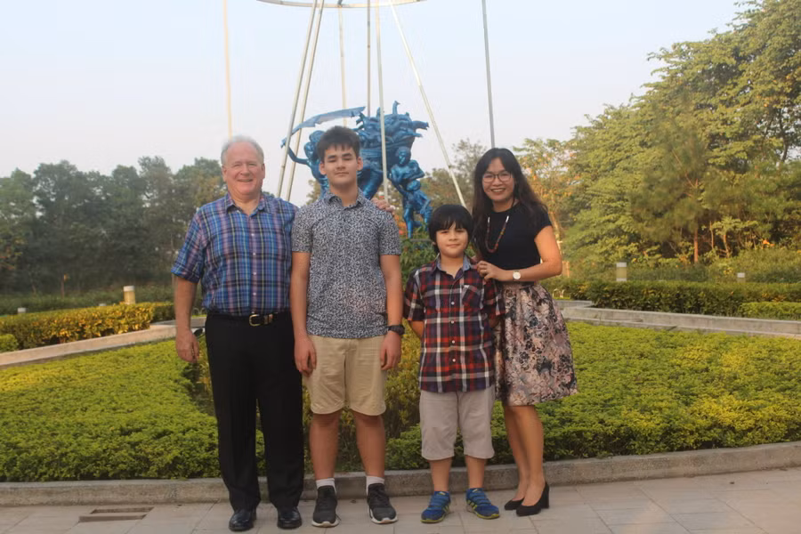 Ảnh Tiến sĩ Timothy Edward McGrath chụp cùng gia đình năm 2019. 