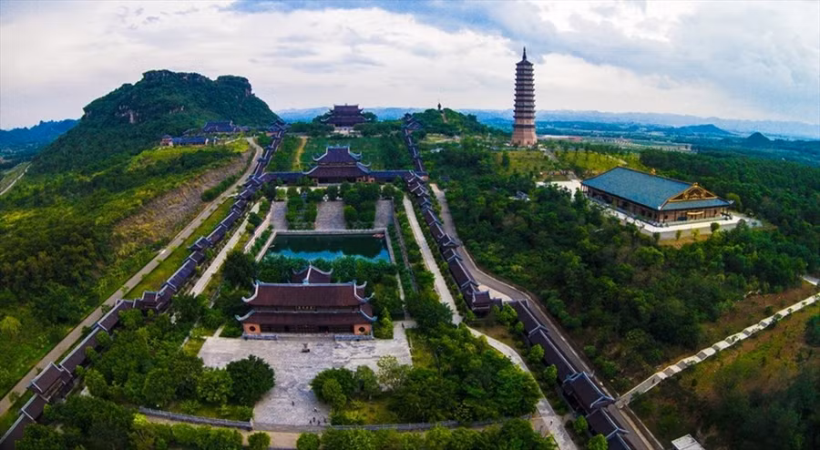 Chùa Bái Đính là địa điểm du lịch tâm linh không nên bỏ lỡ. Ảnh: Hoàng Hoàn