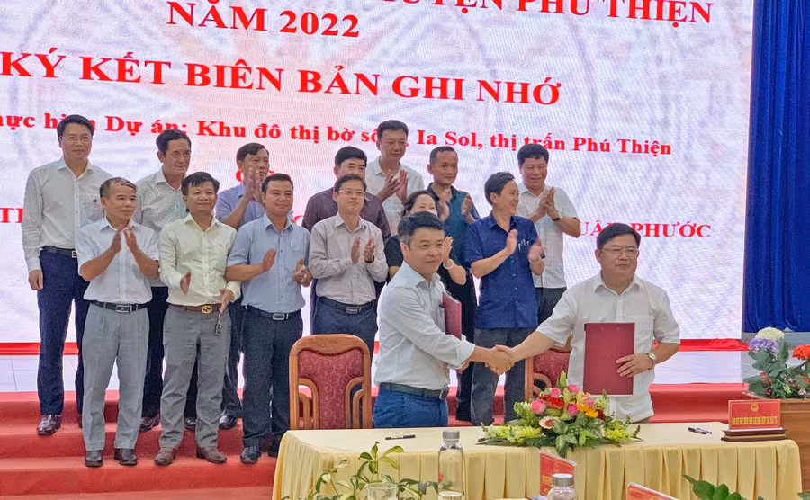 UBND huyện Phú Thiện ký biên bản ghi nhớ về việc hợp tác thực hiện dự án khu đô thị bờ đông sông Ia Sol (thị trấn Phú Thiện) với Công ty cổ phần Licogi 13-Thuận Phước. Ảnh: Vũ Chi