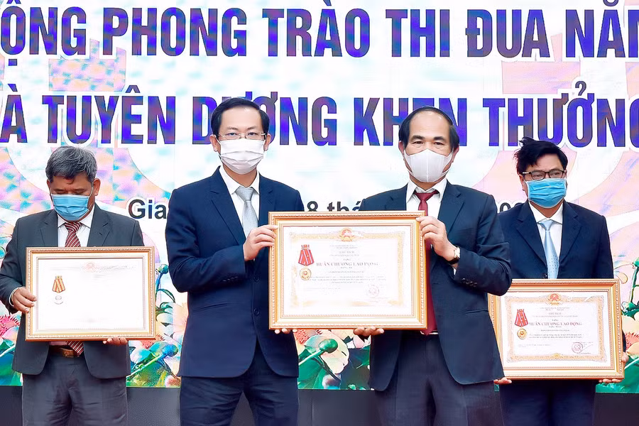 Thừa ủy quyền của Chủ tịch nước, Chủ tịch UBND tỉnh Võ Ngọc Thành (bên phải) trao Huân chương Lao động hạng 3 cho tập thể UBND tỉnh. Ảnh: Đức Thụy Ảnh: Đức thụy