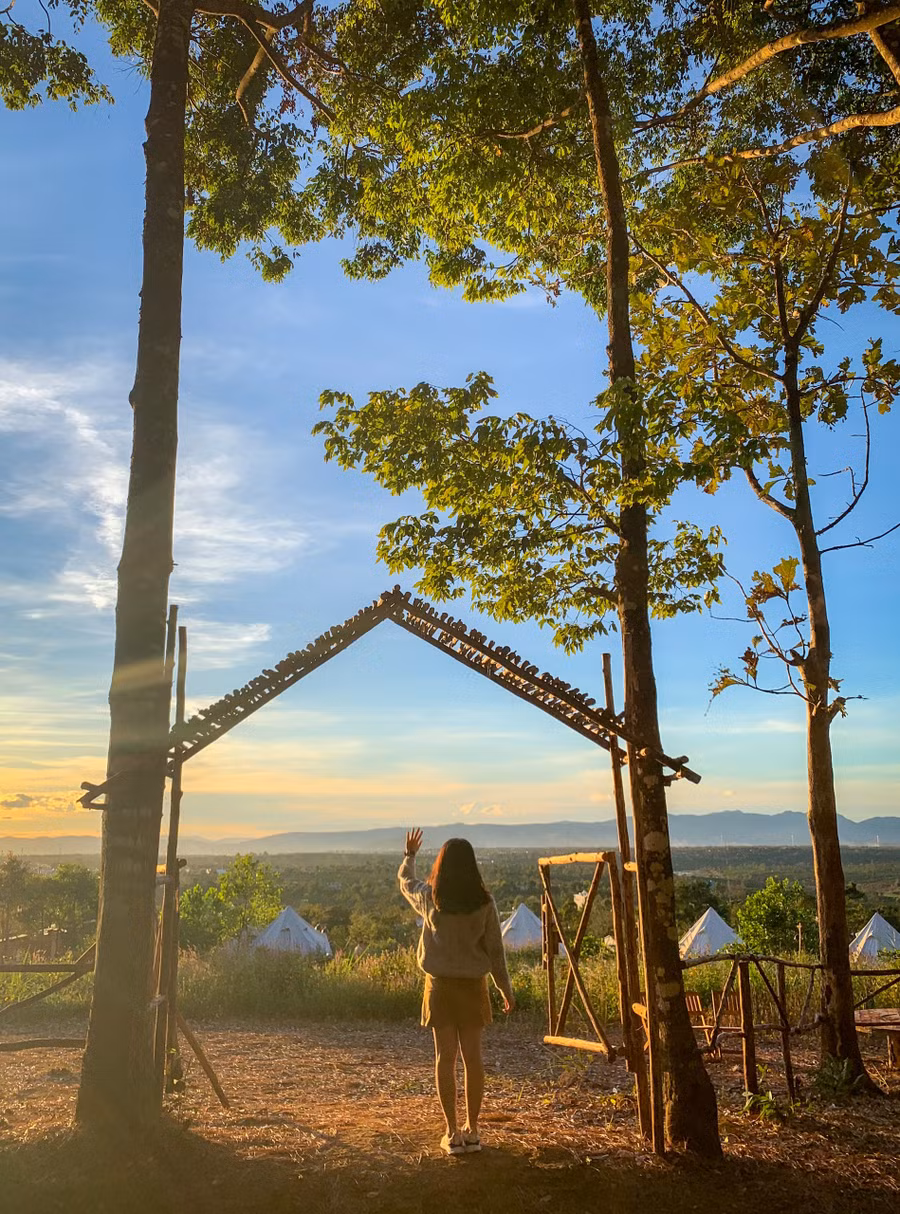 Ngắm hoàng hôn buông xuống từ Camping & Glamping Pleiku. Ảnh: Phương Vi