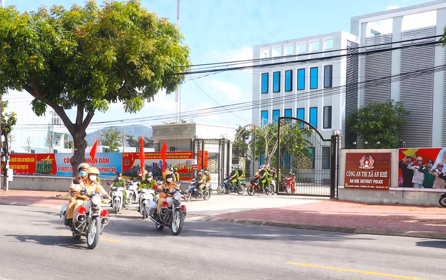  Công an thị xã An Khê ra quân thực hiện cao điểm kiểm tra, kiểm soát bảo đảm trật tự an toàn giao thông dịp nghỉ lễ 30-4 và 1-5-2022. Ảnh: Ngọc Minh