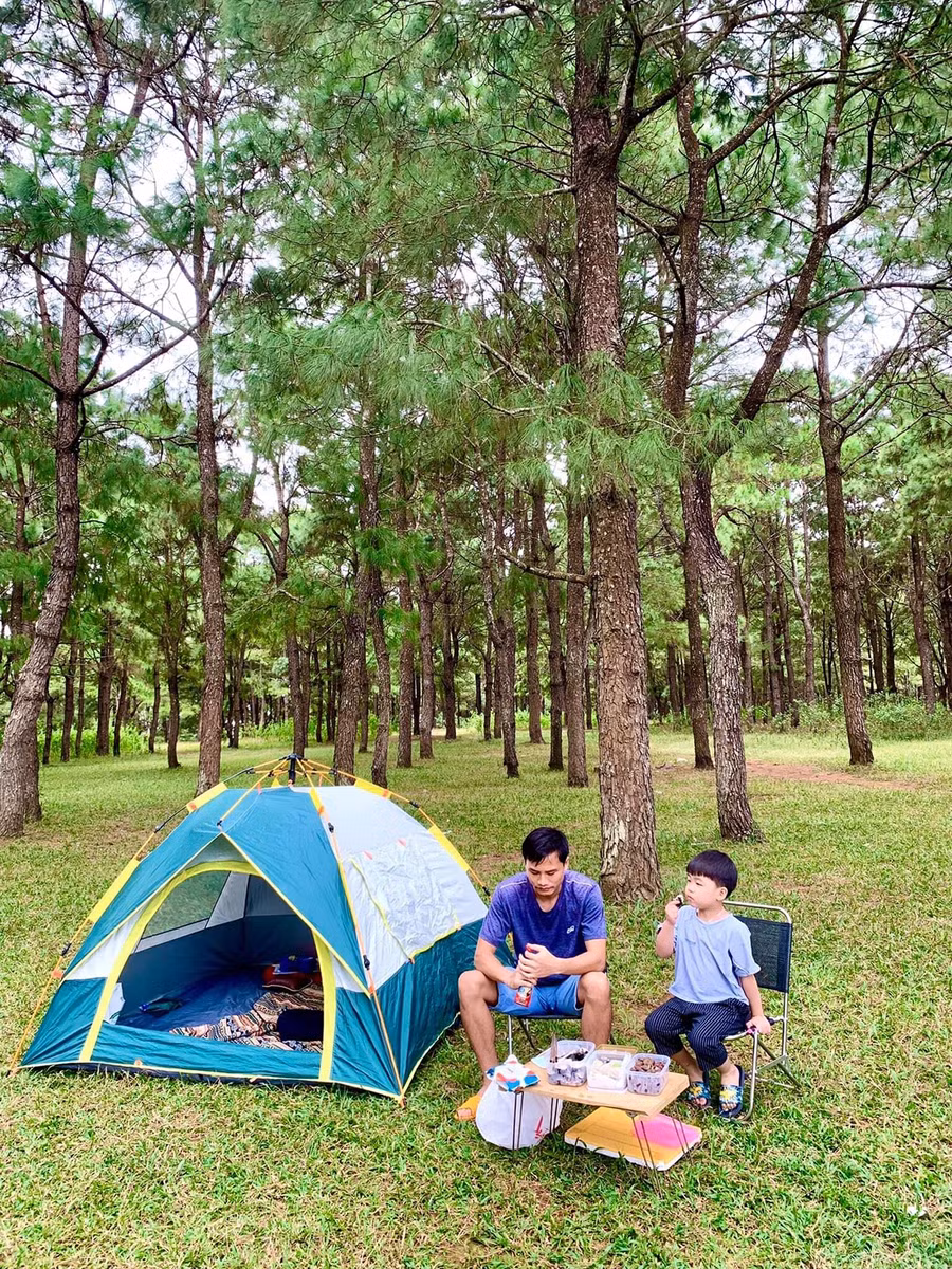 Picnic, cắm trại là cách được nhiều gia đình lựa chọn để được hòa mình vào thiên nhiên. Ảnh Phương Vi