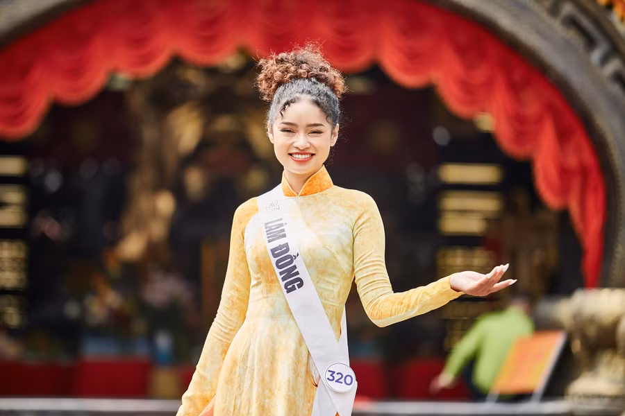 Sở hữu mái tóc xoăn, thí sinh Hoàng Như Mỹ (SBD 320) gây chú ý khi tham gia cuộc thi Hoa hậu Hoàn vũ Việt Nam 2022. Cô nàng sinh năm 1997 từng bị bạn bè trêu chọc vì mái tóc có phần khác biệt của mình. Tuy nhiên, Như Mỹ mạnh mẽ đối diện, chứng minh bản thân “khác” nhưng không “dị”. Cô mong muốn truyền cảm hứng cho các bạn trẻ phải luôn tự tin vào bản thân.