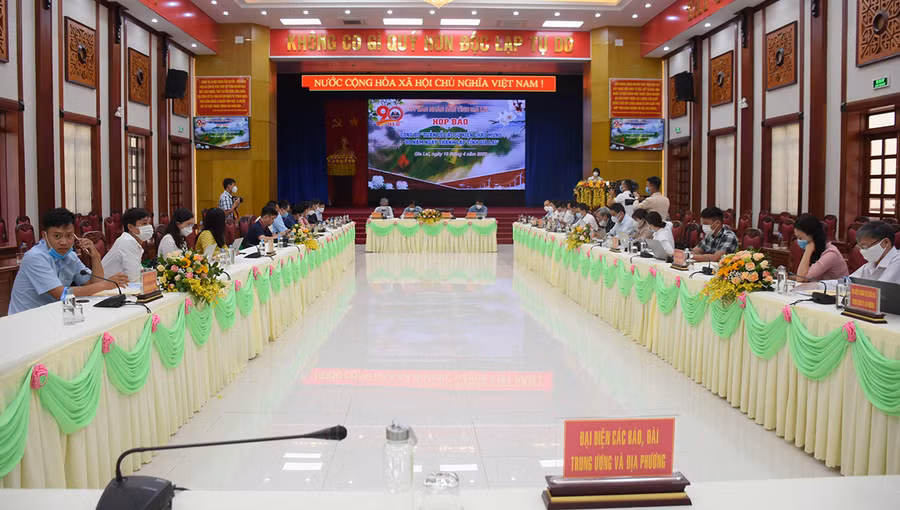  UBND tỉnh họp báo công bố Tuần lễ các sự kiện chào mừng 90 năm Ngày thành lập tỉnh. Ảnh: Anh Huy