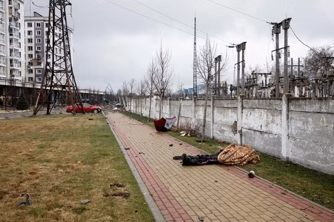 Một thi thể trên đường phố ở thị trấn Bucha ngày 3-4. Ảnh: REUTERS