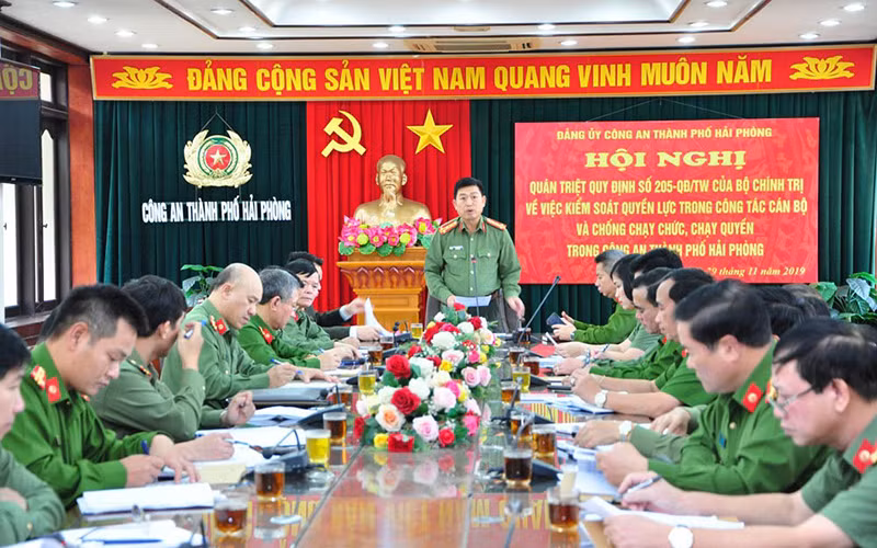 Hội nghị quán triệt Quy định số 205-QĐ/TW của Bộ Chính trị về việc kiểm soát quyền lực trong công tác cán bộ, chống chạy chức, chạy quyền do Đảng ủy Công an thành phố Hải Phòng tổ chức ngày 29/11/2019. Hội nghị quán triệt Quy định số 205-QĐ/TW của Bộ Chính trị về việc kiểm soát quyền lực trong công tác cán bộ, chống chạy chức, chạy quyền do Đảng ủy Công an thành phố Hải Phòng tổ chức ngày 29/11/2019.