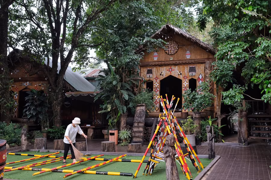 Các nhà hàng ẩm thực truyền thống còn chuẩn bị các hoạt động văn hóa-văn nghệ, trình diễn cồng chiêng phục vụ du khách dịp lễ. Ảnh: Hoàng Ngọc