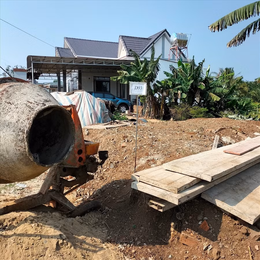 Các đối tượng "cò đất" tự ý cắm bảng, phân lô để thổi giá đất. Ảnh: T.X Các đối tượng