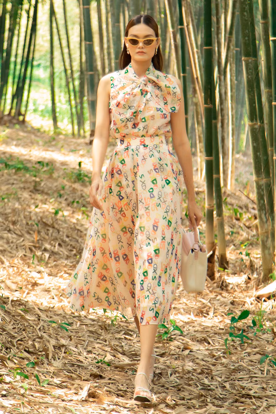 Tên thương hiệu tiếp tục được NTK biến hóa trở thành họa tiết độc đáo trên trang phục mùa Xuân Hè 2022.