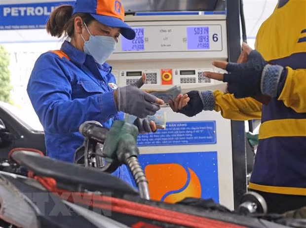 Người dân mua xăng dầu tại một cửa hàng của Petrolimex. (Ảnh: Trần Việt/TTXVN) Người dân mua xăng dầu tại một cửa hàng của Petrolimex. (Ảnh: Trần Việt/TTXVN)
