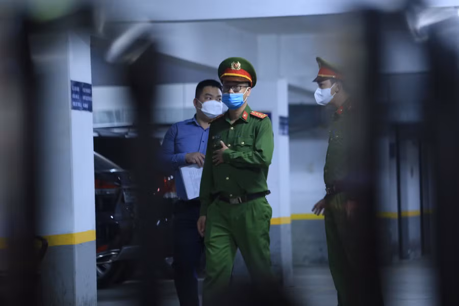 Lực lượng thuộc Bộ Công an đang tiến hành các biện pháp tố tụng tại trụ sở Công ty Cổ phần Chứng khoán Trí Việt. Ảnh: Trần Cường
