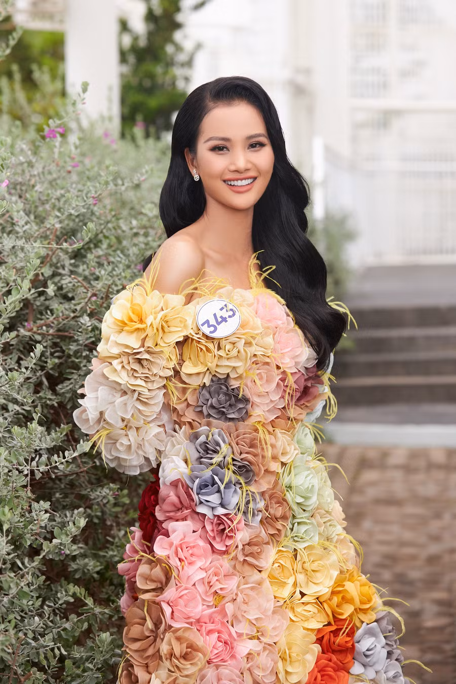 Ngoài kinh nghiệm trình diễn trên các sàn diễn thời trang, Hương Ly còn là "nàng thơ" của nhiều NTK. Cô mặc váy kết từ vải vụn của NTK Trần Hùng khi tham gia sơ khảo Hoa hậu Hoàn vũ. Ngoài kinh nghiệm trình diễn trên các sàn diễn thời trang, Hương Ly còn là
