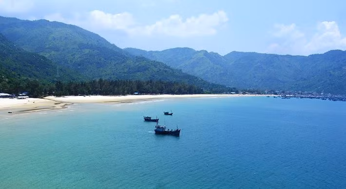 Nghỉ lễ lễ 30/4 – 1/5 chơi đâu: Biển Đại Lãnh trong xanh hấp dẫn du khách. Ảnh: kinhnghiemdulich