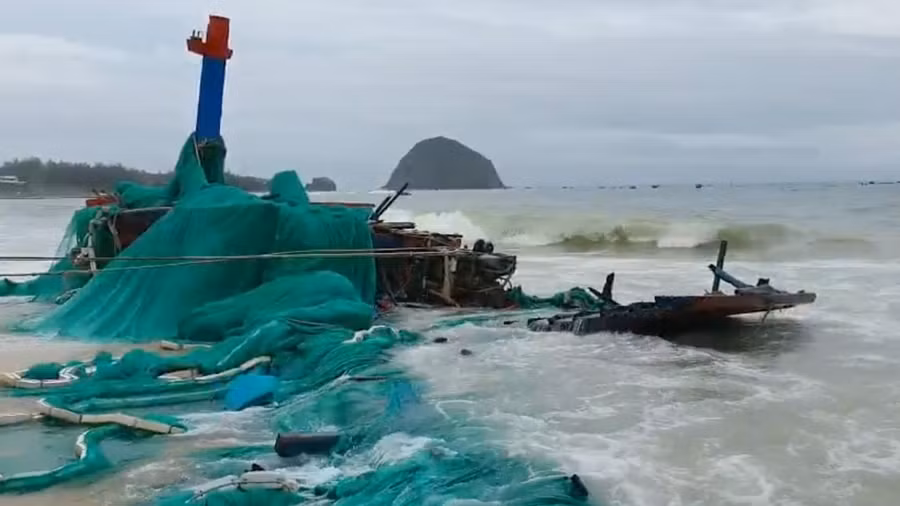  Tàu cá tiền tỉ bị sóng đánh tan tành. Ảnh: Huy Hoàng