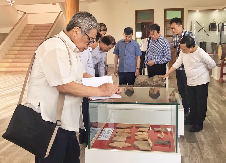  Các hiện vật khảo cổ học của Di tích quốc gia Rộc Tưng-Gò Đá được bảo quản tại Nhà trưng bày. Ảnh: Hoàng Ngọc