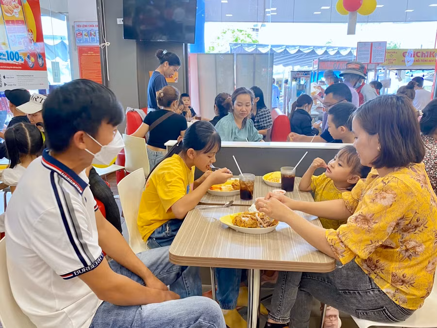 Gia đình chị Nguyễn Thị Nhung (thị trấn Kon Dơng, huyện Mang Yang) vượt gần 50 km lên TP. Pleiku chơi lễ. Ảnh: Mộc Trà