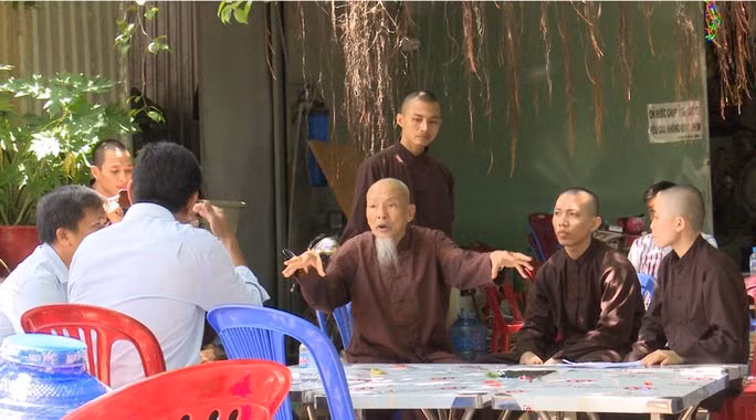 Bị can Lê Tùng Vân (đưa 2 tay lên) lúc chưa bị khởi tố