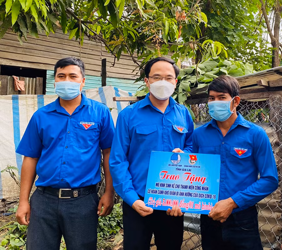 Anh Đỗ Đức Thanh (ở giữa)-Phó Bí thư Tỉnh Đoàn, Phó Chủ tịch Hội LHTN Việt Nam tỉnh tặng mô hình sinh kế cho thanh niên dân tộc thiểu số ở huyện Ia Pa. Ảnh: Phan Lài