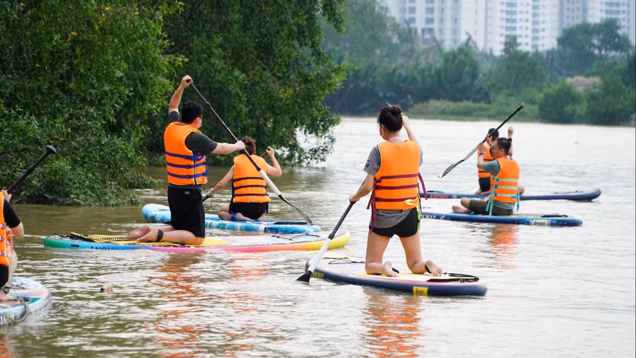  Bạn trẻ có thể tham gia các hoạt động dưới nước như chèo SUP. Ảnh: Lê Nam